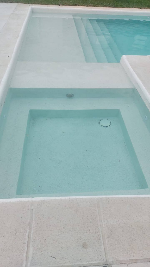Playa húmeda con agua cristalina y jacuzzi integrado